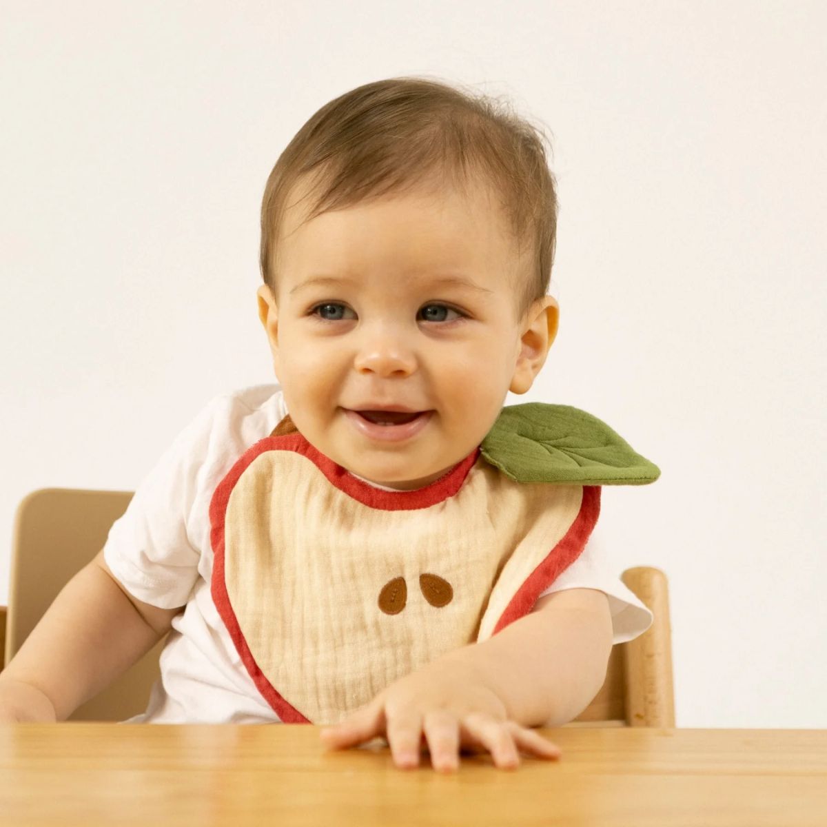Oli & Carol Bib -  Pepa The Apple - Premium Organic Cotton